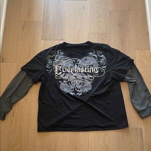 VTG Y2K graphic sweater with graphic and sleeves